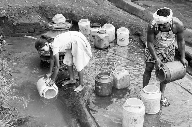Urban Drinking Water Challenges - Procuring drinking water from a pipeline leakage in Dhanbad, Jharkhand
